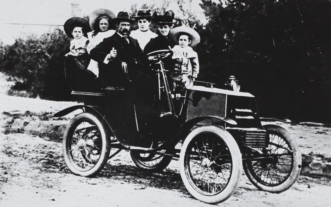 tarrant-motors-co-mr-chandler-and-family-on-tarrant-number-two-motor-car-melbourne-victoria-28-sep-1901-419282-large