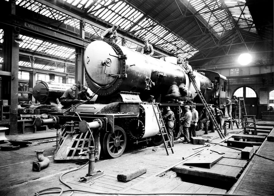 Building an N-class locomotive at Newport Workshop, c.1940s
