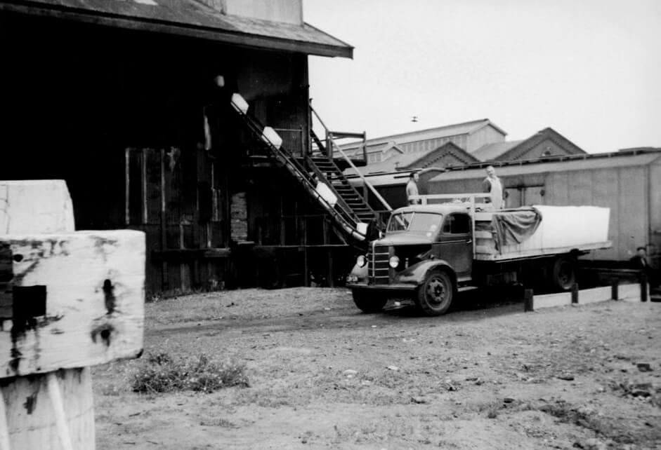 Loading ice into icehouse at Melbourne Yard, c.1950. 12800-P1-H5162